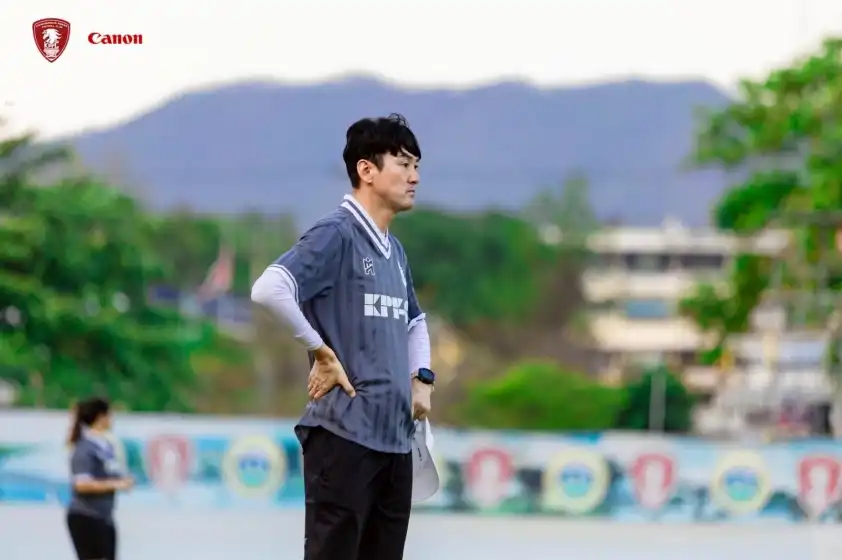 HLV Lee Jung-soo bất lực trong nhiệm vụ giúp Kanchanaburi FC trụ hạng.